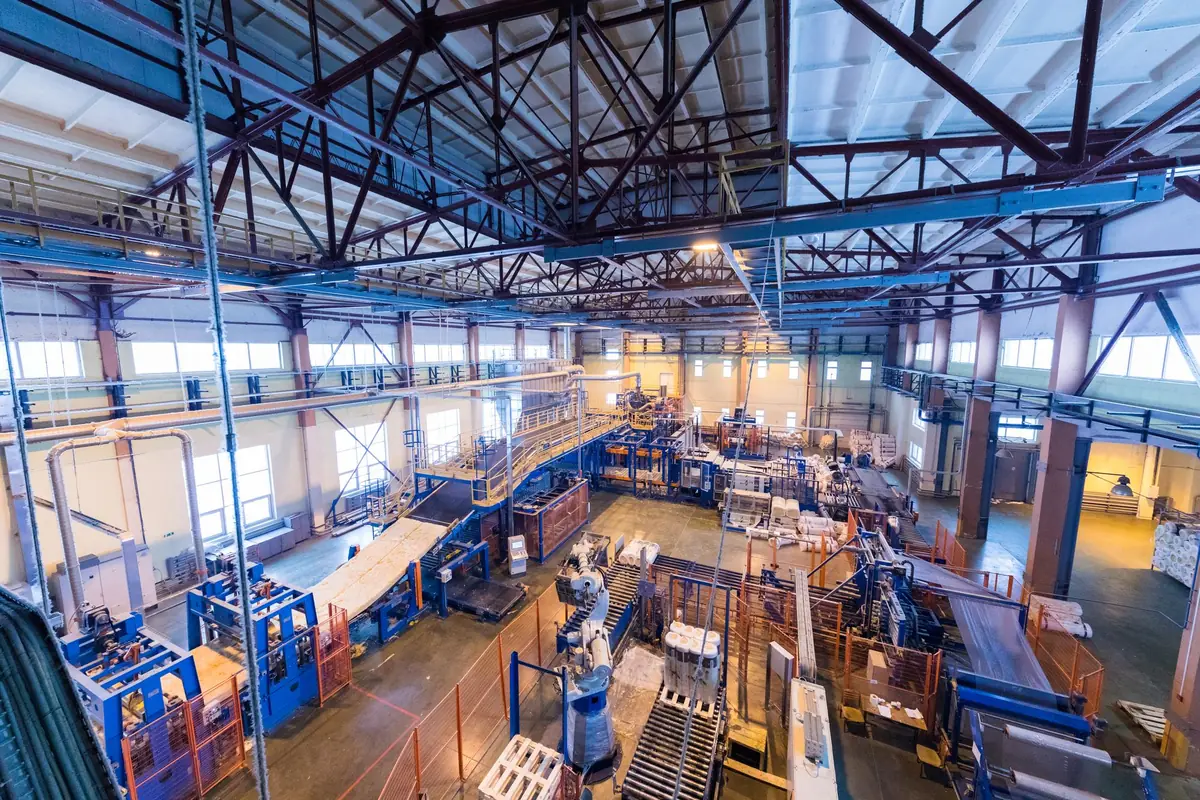 Ampliação de planta industrial: vista interna de fábrica com linhas de produção em operação